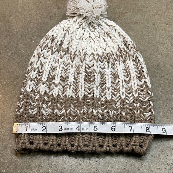 Old Navy Cable Knit Pom Pom Snow Ski Beanie Hat Cap Y2K - Picture 5 of 9